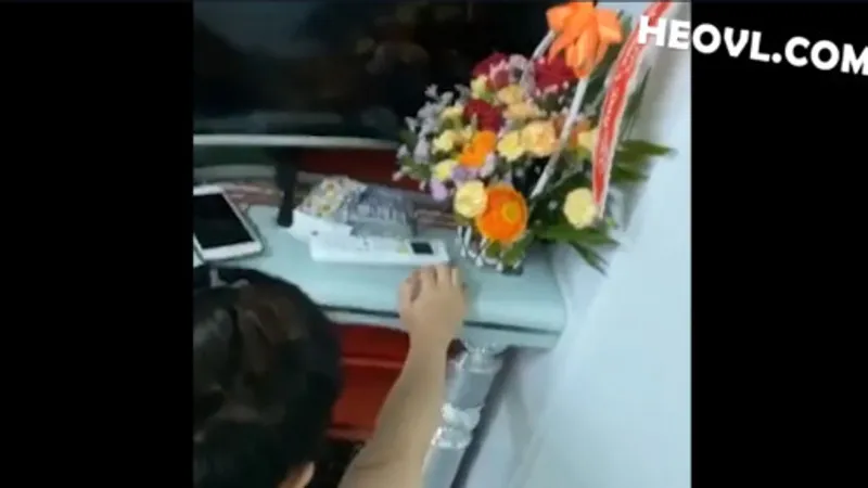 Không chịu đi tắm vì dâm đãng quá cần xxx luôn !