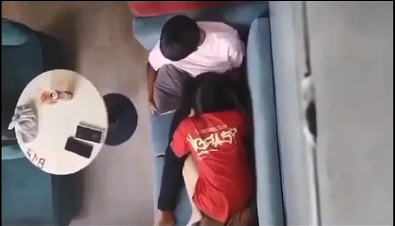 Quay lén em ghệ liếm bú cho tình nhân nơi công cộng