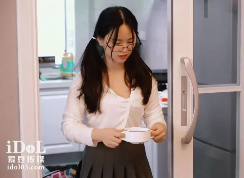 Em gái nhỏ về quê ăn tết bị bố dượng trả bài vì càng lớn càng ngon