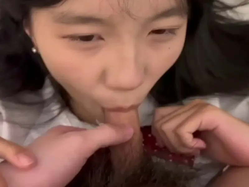 Em loli dễ thương mút chim biến em thành con em đĩ dâm dục p2
